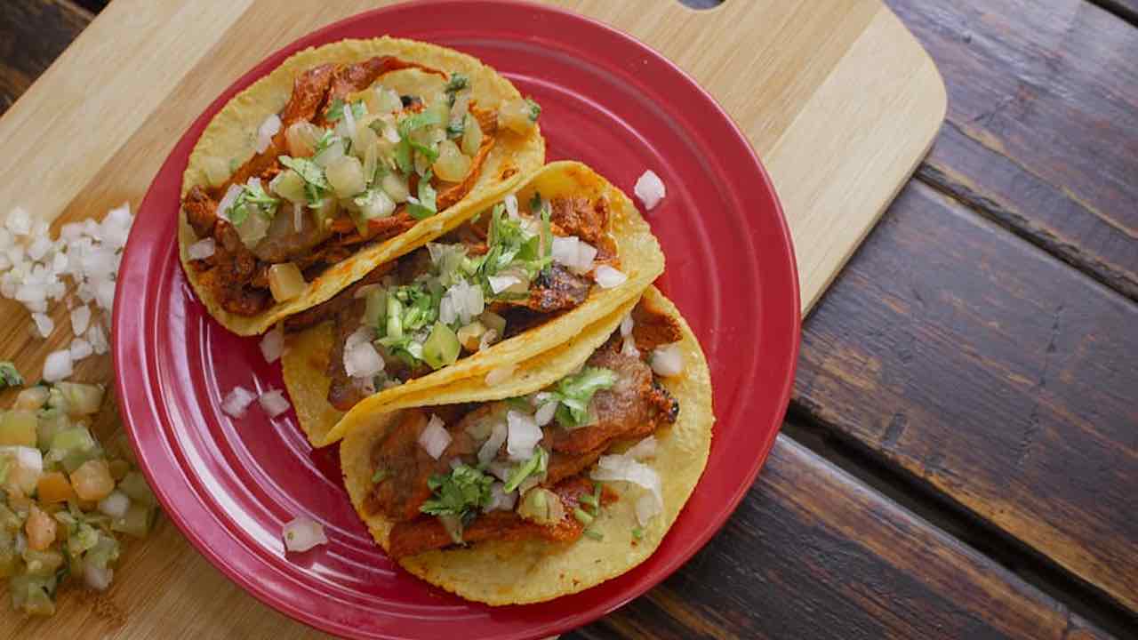 Imágen de la receta destacada, en la misma se presenta un rico plato de tacos.